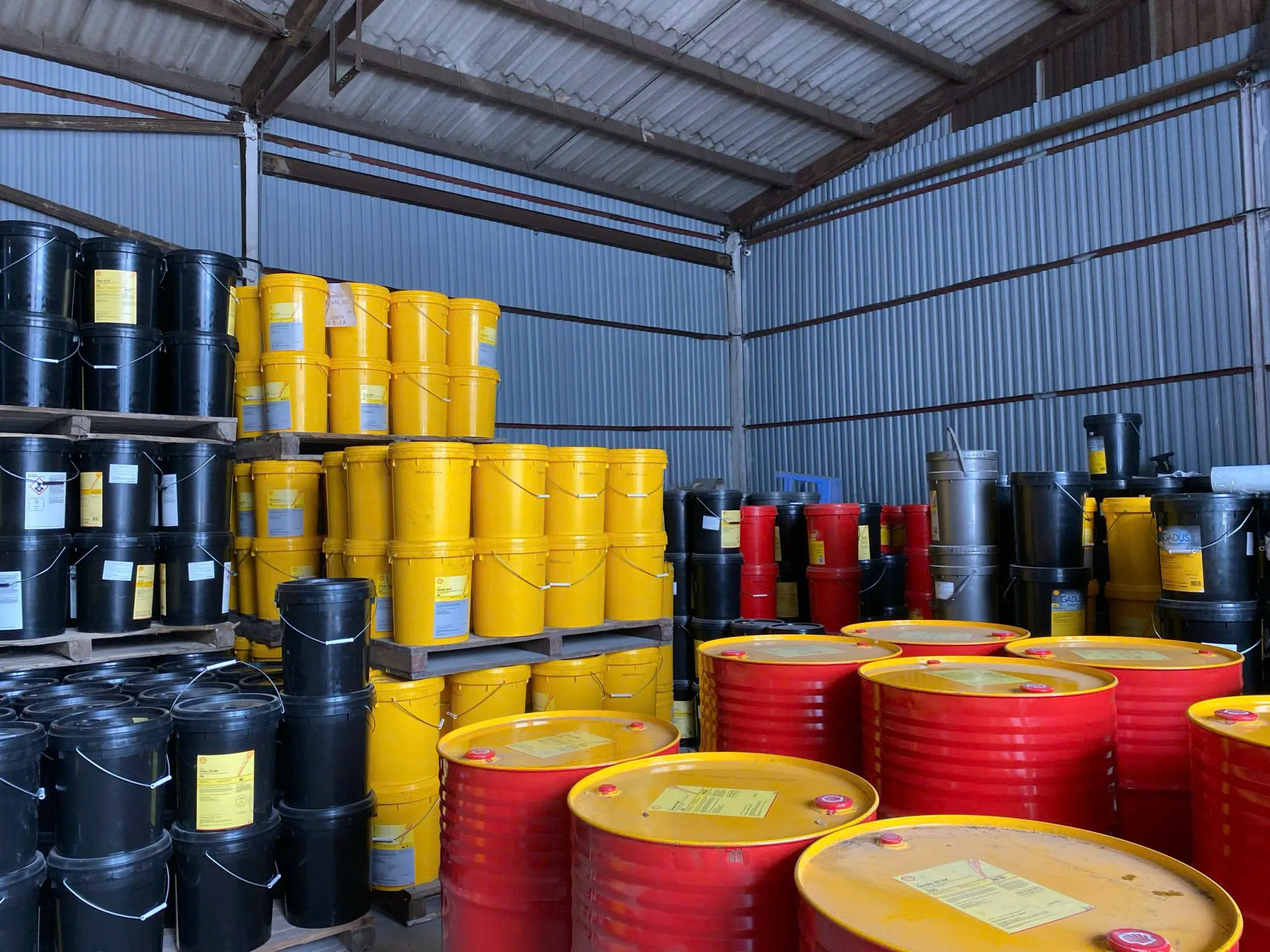 Thumbnail So sánh các loại dầu thủy lực phổ biến: Mobil, Shell, Castrol, Total, SHL…